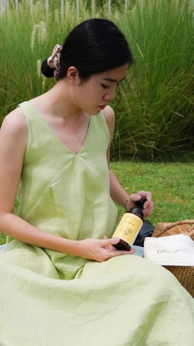 Kaff & Co Safflower and Cica shower gel lifestyle image